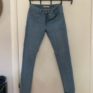 LOW RISE LEVI JEANS (light wash)